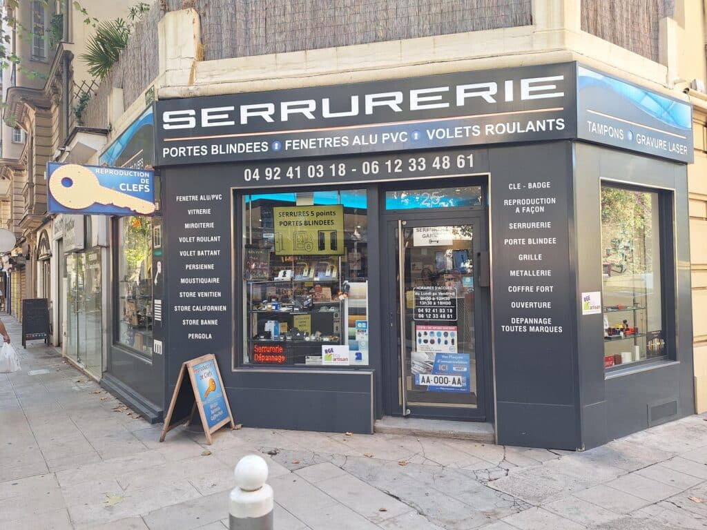 Façade de serrurerie d'angle avec enseigne clé. Offre reproduction de clés, portes blindées, fenêtres, volets roulants, dépannage. Tel: 04 92 41 03 18.