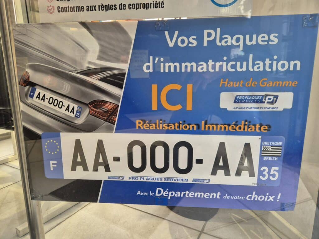 Publicité pour plaques d'immatriculation françaises haut de gamme, réalisation immédiate, avec mention "Vos Plaques d'immatriculation ICI" et logo PRO PLAQUES SERVICES.