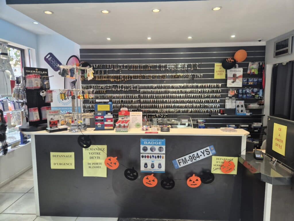 Clés et badges du serrurier : devis, dépannage urgence, porte blindée, paiement CB dès 9€. Décorations Halloween.